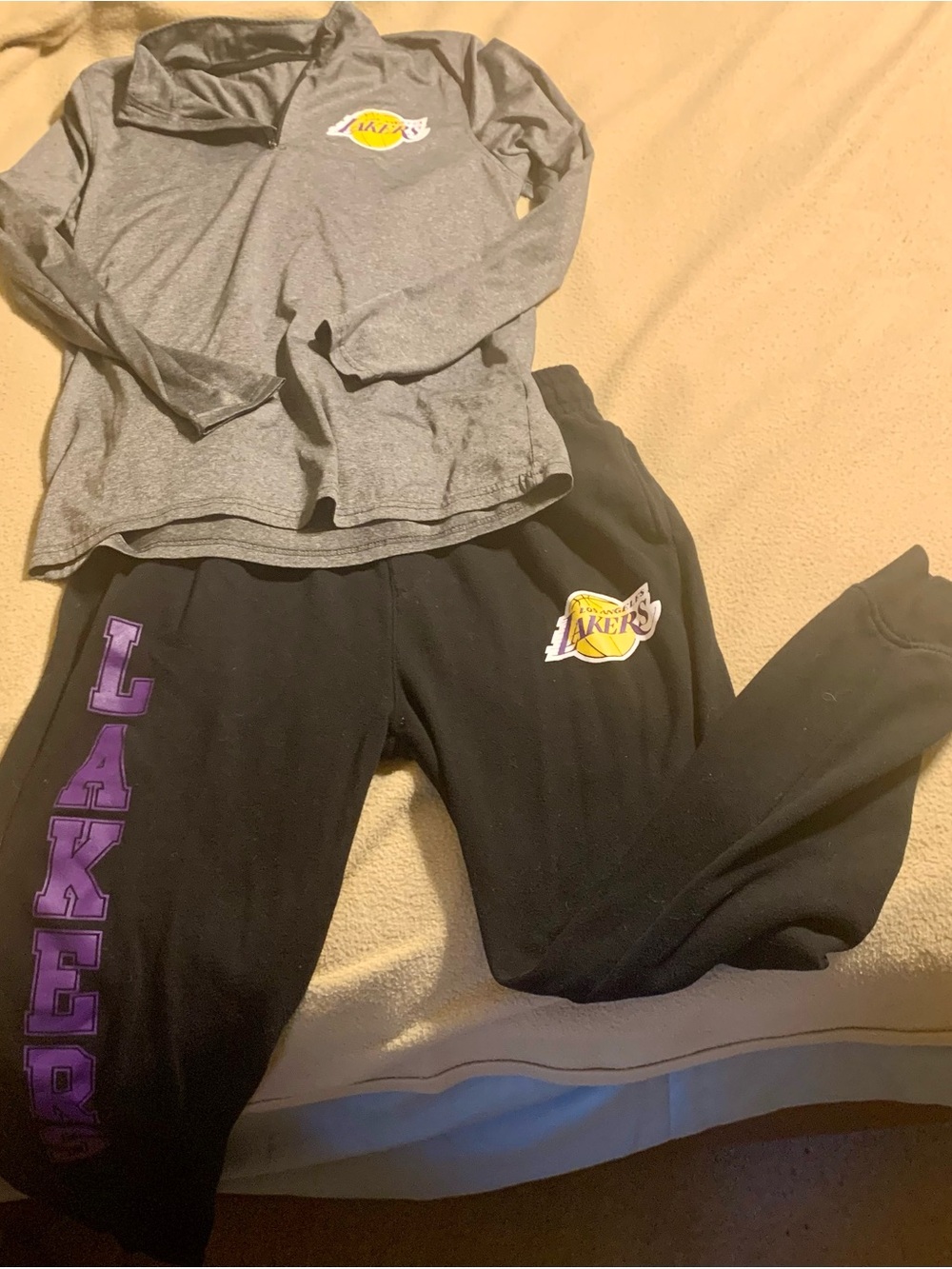 Official NBA LA Lakers outfit size L adults. Sweatpants and dri wick pullover.